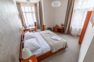 Tempat tidur dalam kamar di Kafka Prague rooms