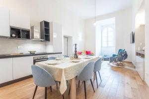 a kitchen and dining room with a table and chairs at AM6 - Dimora del Borgo in Perugia
