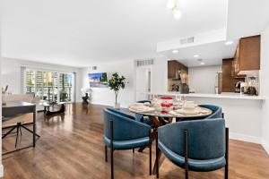 een keuken en eetkamer met een tafel en stoelen bij Sunlit Marina View 2BR - Blue Agate Seaside Gem in Los Angeles