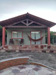 Caeté-Açurecanto dos cardeais的一座带凉亭和庭院的小房子