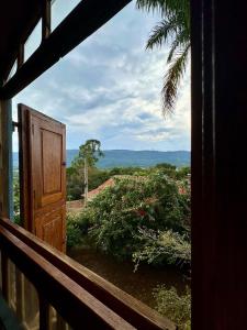 an open door to a balcony with a view at Casa Rústica - 3 vagas de garagem - Pet Friendly com vista para Serra de São José in Tiradentes