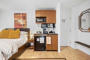 Una pequeña habitación con una cama y una cocina. en Times Square Studio near Restaurants & Shopping, en Nueva York 14 fotos más