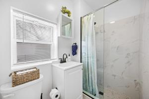 Un baño con inodoro, lavabo y ducha. en Times Square Studio near Restaurants & Shopping, en Nueva York