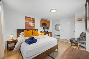 Un dormitorio con una cama grande con almohadas amarillas. en Times Square Studio near Restaurants & Shopping, en Nueva York