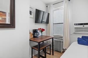 Una cocina o zona de cocina en Times Square Studio near Restaurants & Shopping