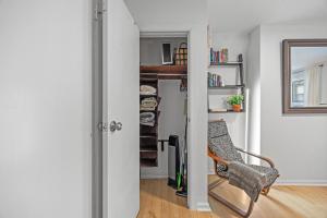 Habitación con silla y estante para libros en Times Square Studio near Restaurants & Shopping, en Nueva York