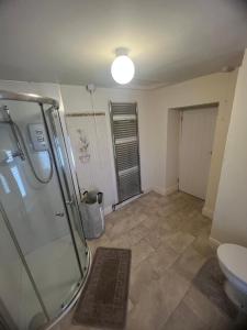 een badkamer met douche en toilet bij Epworth Cottage in Crich +37 foto's