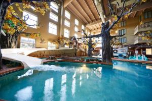una piscina in un hotel con alberi al suo interno di Holiday Inn Hotel & Suites Madison West - Middleton by IHG a Middleton