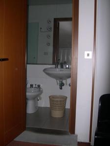 Ένα μπάνιο στο Appartamento 5 posti in residence