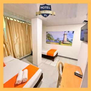 Postel nebo postele na pokoji v ubytování Hotel Toledo FL