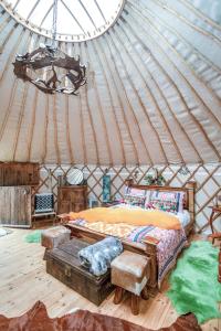 Postel nebo postele na pokoji v ubytování Magical Quirky Romantic Yurt in Balquhidder