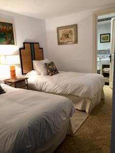 ソトグランデにあるPatio Room Sotograndeのベッドルーム1室(ベッド2台、ランプ付きテーブル付) +30枚の写真