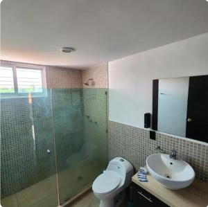ein Badezimmer mit Toilette, Waschbecken und Dusche in der Unterkunft Rinconada Cabrera in Atlixco