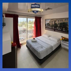 Postel nebo postele na pokoji v ubytování Hotel Toledo FL