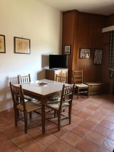 Televízia a/alebo spoločenská miestnosť v ubytovaní Casa Dell'Orso