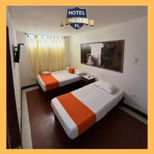 Postel nebo postele na pokoji v ubytování Hotel Toledo FL