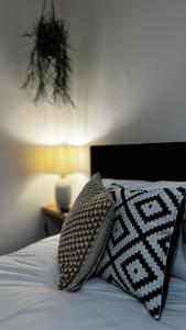 Ảnh trong thư viện ảnh của 2 Bed Townhouse with Log Burner ở Pembroke Dock