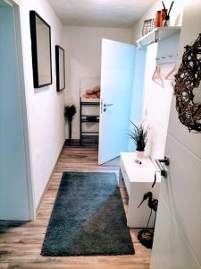 Ein Sitzbereich in der Unterkunft Ferienwohnung Schneider