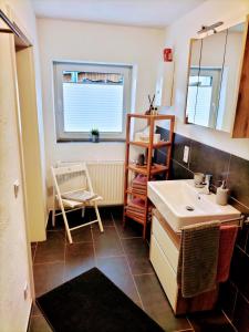 ein Badezimmer mit Waschbecken und Spiegel in der Unterkunft Ferienwohnung Schneider in Münk