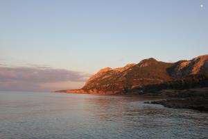 a view of the ocean with mountains in the background at Hostal Brisa Marina in Port d'Alcudia