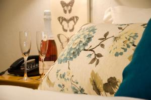 1 cama con almohada y 2 copas de vino en Κleio Resort And Spa, en Amindeo 20 fotos más