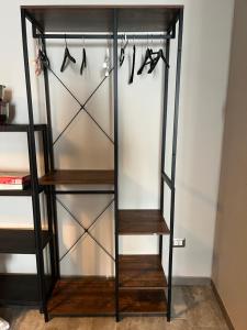 una cabina armadio con porte in vetro e scaffali in legno di Festula Apartment a Genzano di Lucania