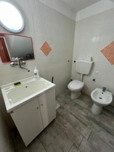 un bagno con lavandino e WC di Festula Apartment a Genzano di Lucania Altre 4 foto
