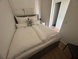 ein Schlafzimmer mit einem Bett mit blauem Stern drauf in der Unterkunft Ostsee Apartment mit Meerblick in Sierksdorf