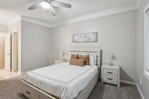 マリエッタにあるCrest At East Cobb 1826b I Spacious 2bd 2btの白いベッドルーム(ベッド1台、天井ファン付)