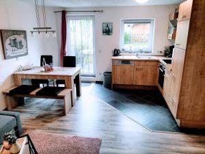 eine Küche mit Tisch und Arbeitsplatte in der Unterkunft Ferienwohnung Schneider in Münk