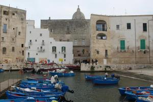 eine Gruppe von Booten im Wasser vor Gebäuden in der Unterkunft Villa Rosanna's Haven-Relax a pochi minuti da Monopoli in Antonelli