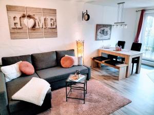 ein Wohnzimmer mit Couch und Schreibtisch in der Unterkunft Ferienwohnung Schneider in Münk