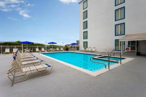Piscina de la sau aproape de Coconut Malorie Resort Ocean City, Ascend Collection Hotel