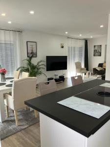 TV a/nebo společenská místnost v ubytování Moderne Einliegerwohnung nähe Ingolstadt und Bad Gögging