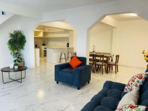 a living room with a blue couch and a table at Casa Mayor Centro in Cedro