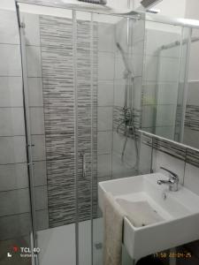 A bathroom at CASA ALEXSA Intero appartamento o CAMERA ALEXSA Camera matrimoniale con patio Még 37 kép