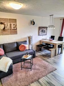 ein Wohnzimmer mit Couch und Schreibtisch in der Unterkunft Ferienwohnung Schneider in Münk