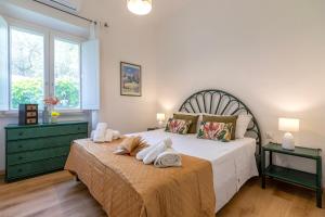 una camera da letto con un letto grande con asciugamani sopra di Casa Sergio a Olbia