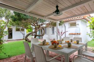 un tavolo e sedie su un patio di Casa Sergio a Olbia