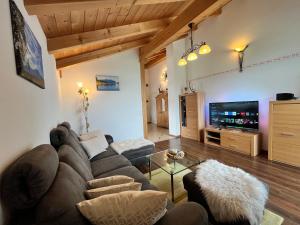 TV a/nebo společenská místnost v ubytování Ferienwohnung Enzian im Haus Schmid