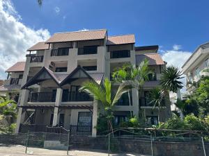 een gebouw met een tegeldak erop bij Caz la plaz - Beach front apartment - 2BR in Flic-en-Flac