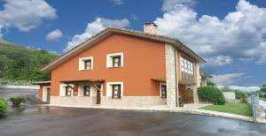 a house with an orange at Apartamentos Picos de EUROPA in Dego