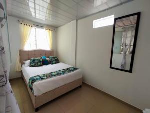 Postel nebo postele na pokoji v ubytování D habitación con baño privdo