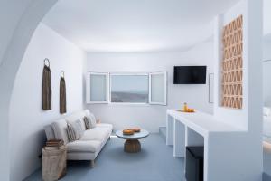 TV a/nebo společenská místnost v ubytování Cilon Suites Santorini