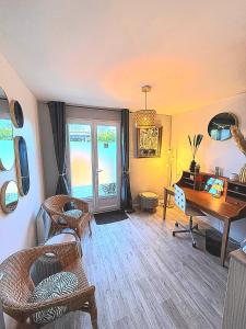 Posezení v ubytování EntreLac&Océan2 - Chambre d'hôtes-Entrée et Terrasse privée - cyclotouristes et motards bienvenus