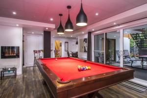 a pool table in the middle of a living room at L'Ambitieux de Charlevoix in Petite-Rivière-Saint-François