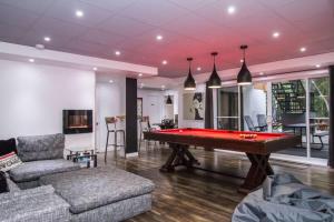 a living room with a red pool table in it at L'Ambitieux de Charlevoix in Petite-Rivière-Saint-François