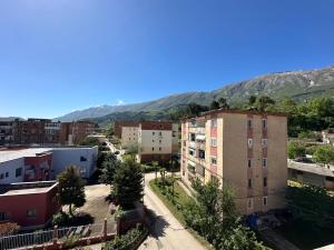パーメットにあるDeluxeの山を背景とした街並み