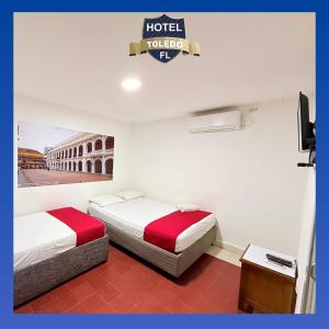 Postel nebo postele na pokoji v ubytování Hotel Toledo FL