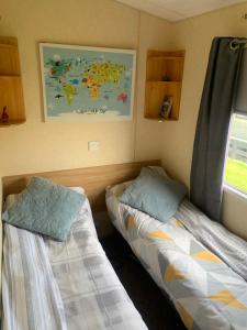 Postel nebo postele na pokoji v ubytování Caravan by the Sea C42 + 26 fotografií